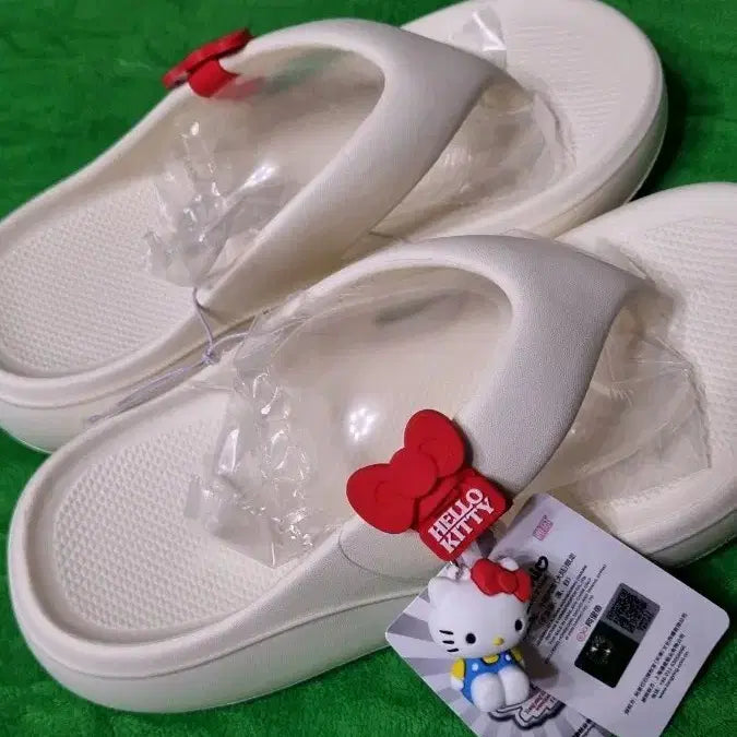 [BUNJANG] Sanrio Hello Kitty White Slides 240mm / 산리오 2026 헬로키티 흰색 쪼리 240mm