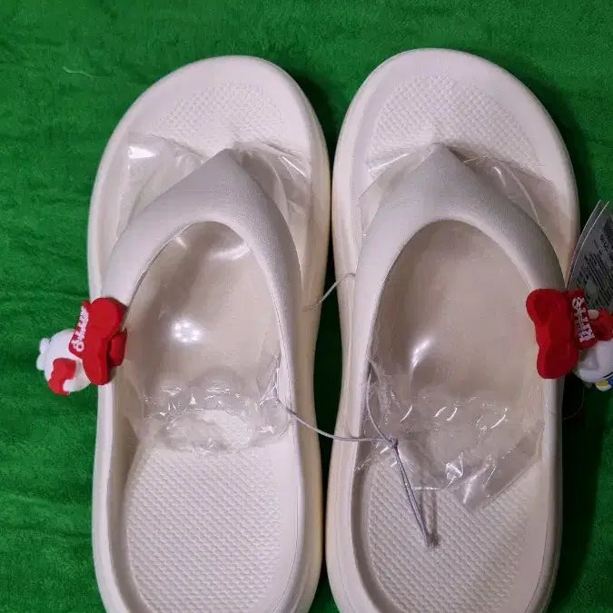 [BUNJANG] Sanrio Hello Kitty White Slides 240mm / 산리오 2026 헬로키티 흰색 쪼리 240mm