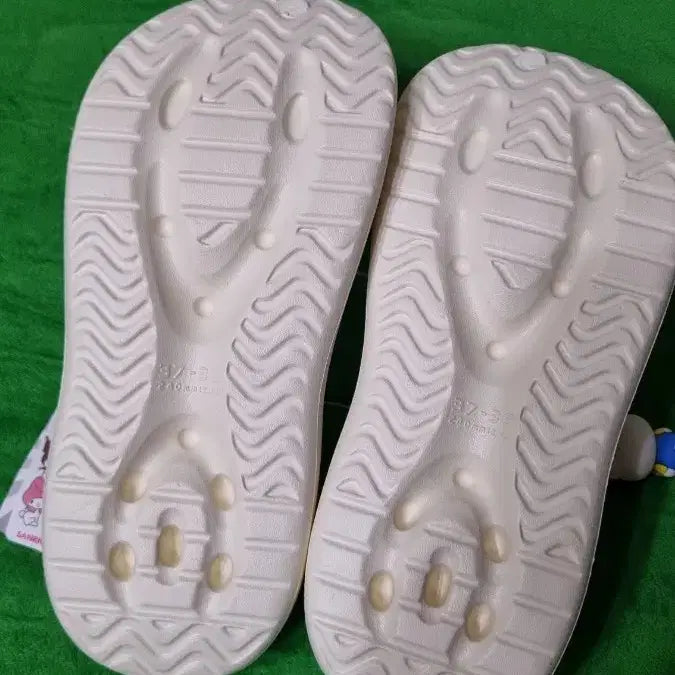 [BUNJANG] Sanrio Hello Kitty White Slides 240mm / 산리오 2026 헬로키티 흰색 쪼리 240mm