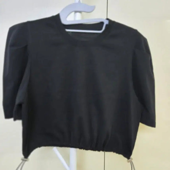 [BUNJANG] Black Puff Sleeve Cropped T-Shirt / 블랙 퍼프 소매 크롭 기장 티셔츠