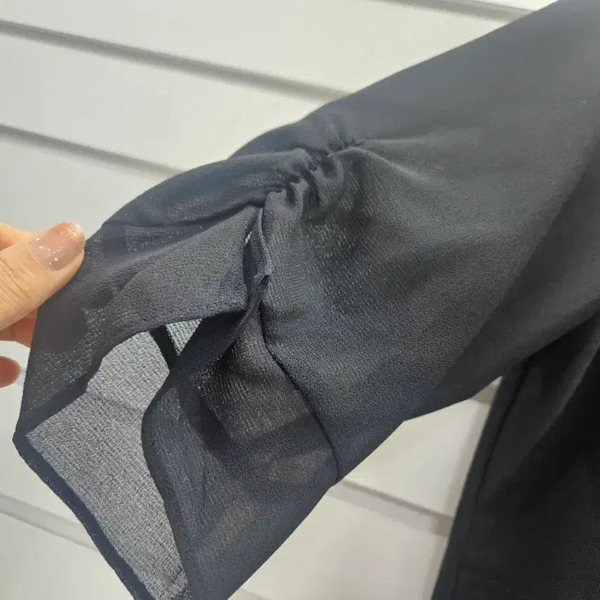 [BUNJANG] Black 7/8 Sleeve Shirring Detail Long Blouse / 블랙  칠부소매  셔링포인트 롱블라우스/보물찾기천사