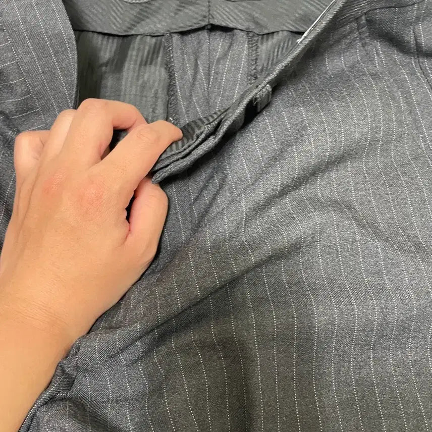 [BUNJANG] Branded Essential Wide Slacks Charcoal Stripe (Size 30) / 브랜디드 ESSENTIAL WIDE SLACKS  차콜스트라이프 30