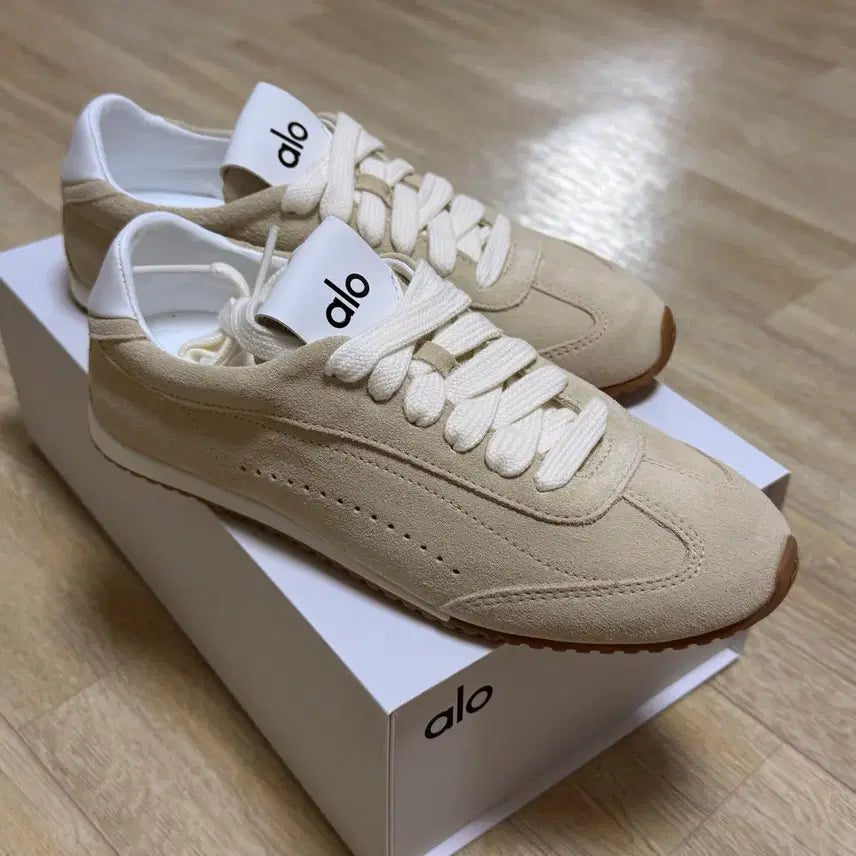 [BUNJANG] Alo Yoga Sunset Sneaker Sandstone Ivory / 알로요가 스니커즈