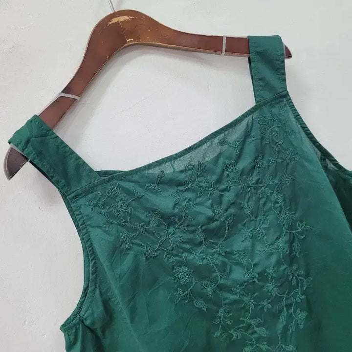 [BUNJANG] Uniqlo Green Embroidered Sleeveless Blouse XL / 새상품) 유니클로 그린 자수 민소매 블라우스