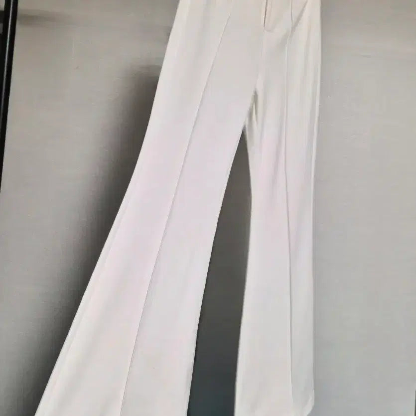 [BUNJANG] White Slim Fit Bootcut Slacks - Size 55 / 새옷 55) 화이트 늘씬핏 부츠컷 슬랙스