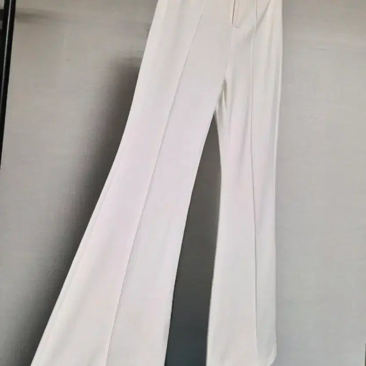 [BUNJANG] White Slim Fit Bootcut Slacks - Size 55 / 새옷 55) 화이트 늘씬핏 부츠컷 슬랙스