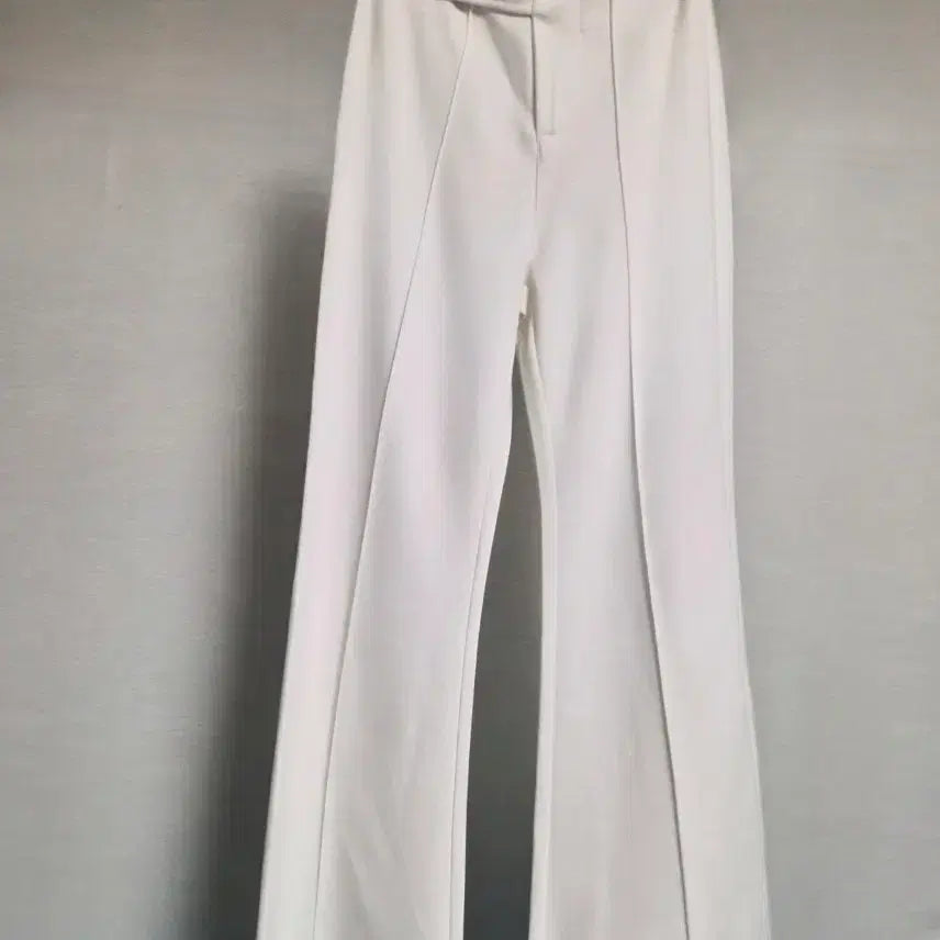[BUNJANG] White Slim Fit Bootcut Slacks - Size 55 / 새옷 55) 화이트 늘씬핏 부츠컷 슬랙스
