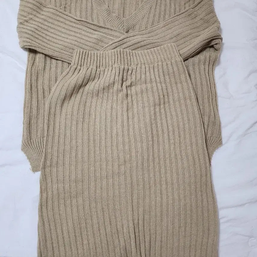 [BUNJANG] V-Neck Knit Two-Piece Set with Long Skirt / 새상품.니트 투피스 세트 V넥 롱스커트 (색상두번째사진)