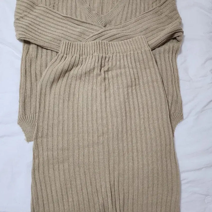 [BUNJANG] V-Neck Knit Two-Piece Set with Long Skirt / 새상품.니트 투피스 세트 V넥 롱스커트 (색상두번째사진)