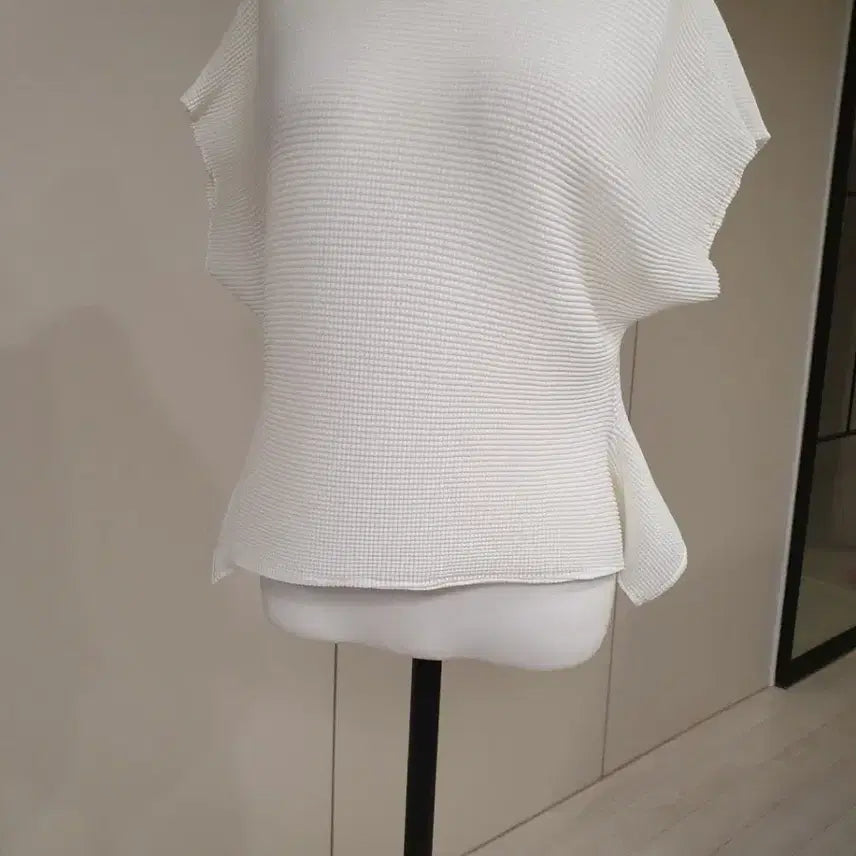 [BUNJANG] White Pleated Short-Sleeve Blouse / 화이트 플리츠 반팔 블라우스