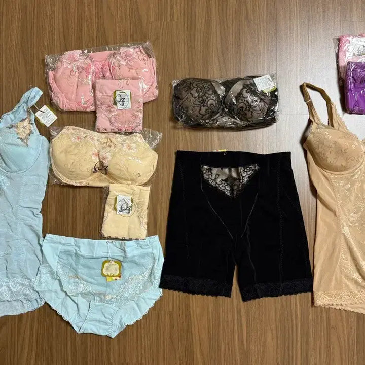 [BUNJANG] Omote Lingerie Set (Bra, Top, Panty, Girdle) - 5 Sets / 오모테 속옷 세트 브라/탑/팬티/거들 5세트