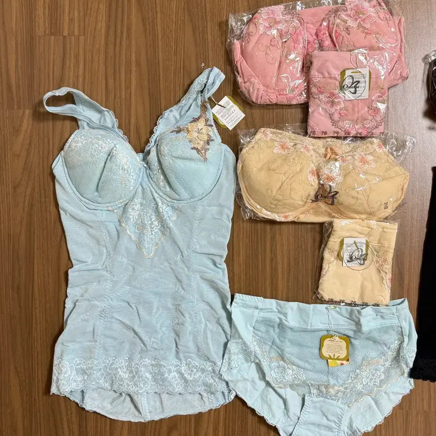 [BUNJANG] Omote Lingerie Set (Bra, Top, Panty, Girdle) - 5 Sets / 오모테 속옷 세트 브라/탑/팬티/거들 5세트