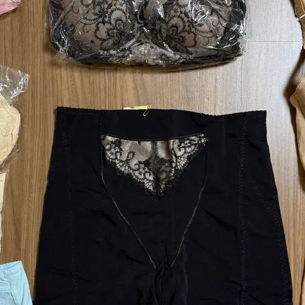 [BUNJANG] Omote Lingerie Set (Bra, Top, Panty, Girdle) - 5 Sets / 오모테 속옷 세트 브라/탑/팬티/거들 5세트
