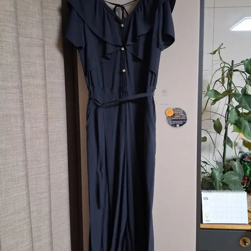 [BUNJANG] DEWL Ruffle Strap Jumpsuit / 듀엘 러플 스트랩 점프슈트