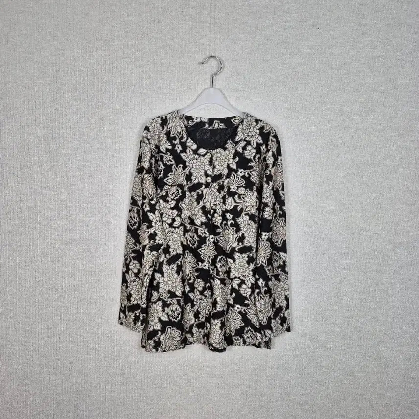 [BUNJANG] Rayon Blend Black Flower Pattern Top / 레이온혼방 블랙 플라워 패턴 상의