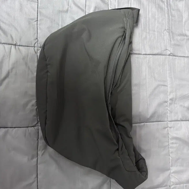 [BUNJANG] Yeezy Gap Crossbody Bag / 이지갭 크로스바디백 ㅍㅍ