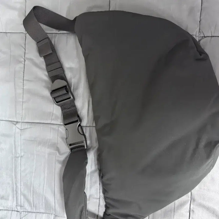 [BUNJANG] Yeezy Gap Crossbody Bag / 이지갭 크로스바디백 ㅍㅍ