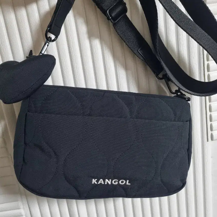 [BUNJANG] Kangol Quilted Crossbody Bag Black Heart Charm / 캉골 퀼팅 크로스백 블랙 하트참 넓이25 길이15