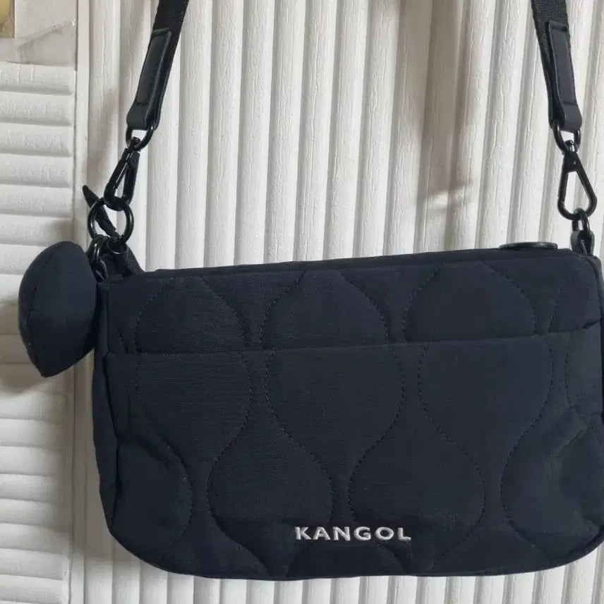 [BUNJANG] Kangol Quilted Crossbody Bag Black Heart Charm / 캉골 퀼팅 크로스백 블랙 하트참 넓이25 길이15
