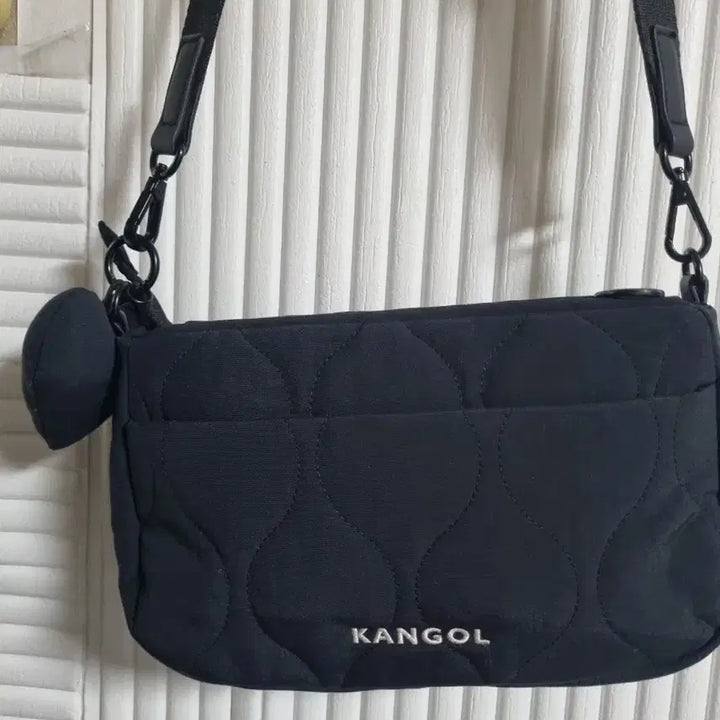 [BUNJANG] Kangol Quilted Crossbody Bag Black Heart Charm / 캉골 퀼팅 크로스백 블랙 하트참 넓이25 길이15