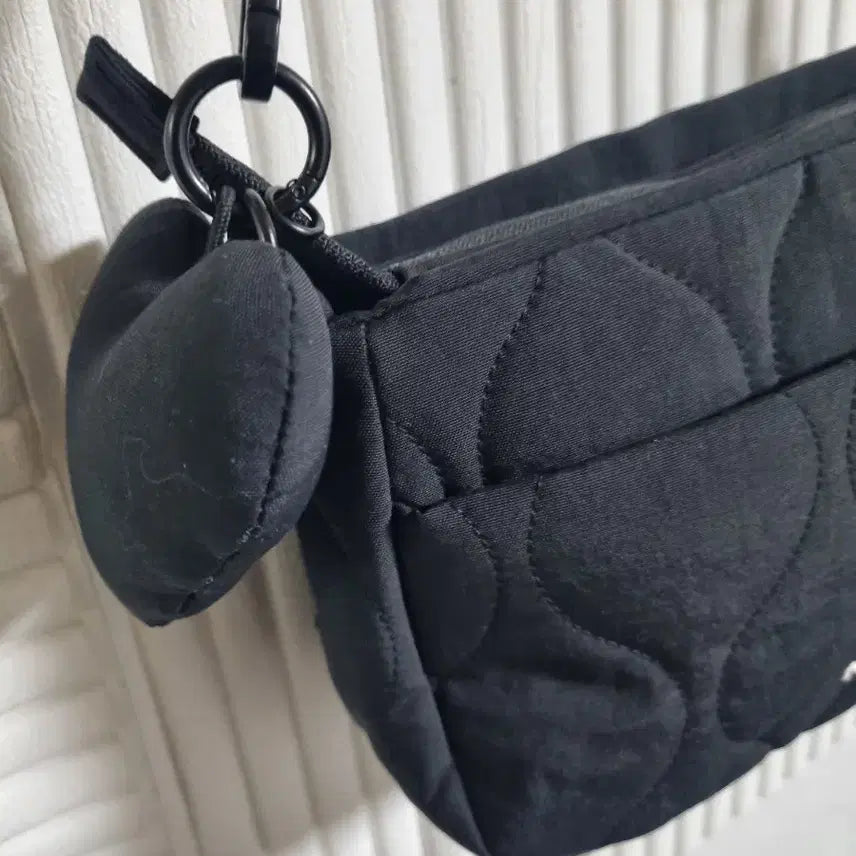 [BUNJANG] Kangol Quilted Crossbody Bag Black Heart Charm / 캉골 퀼팅 크로스백 블랙 하트참 넓이25 길이15