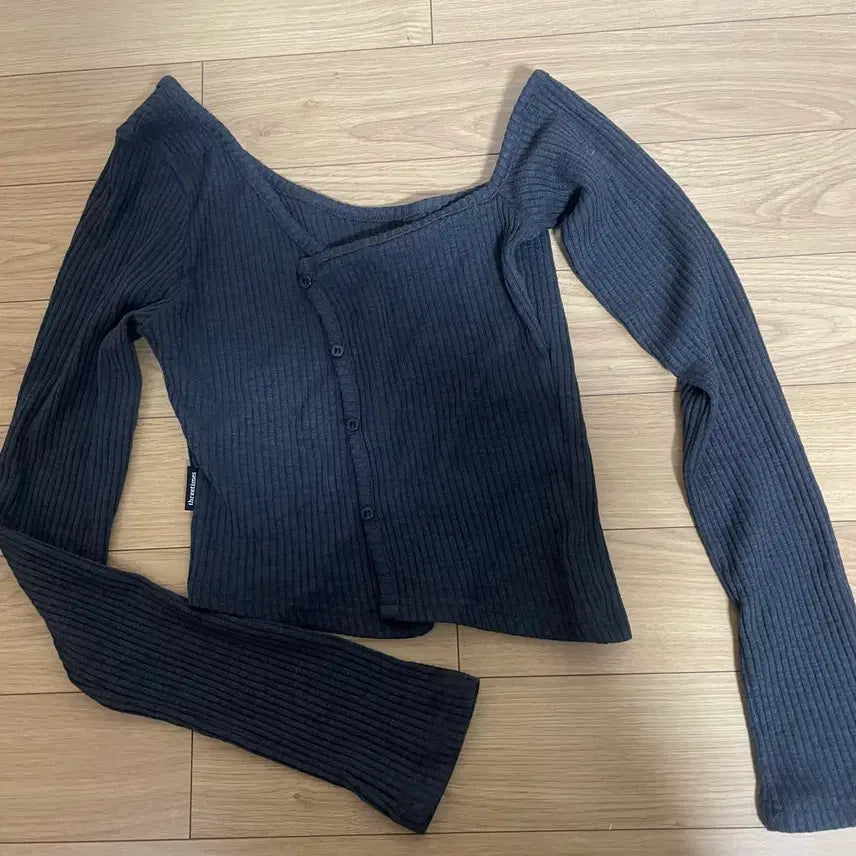 [BUNJANG] Three Times One Shoulder Button Tee Charcoal / 쓰리타임즈 원숄더 버튼티 차콜