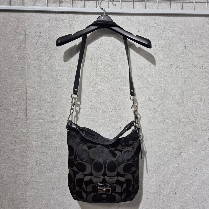 [BUNJANG] Coach Signature Black Shoulder Bag / 코치 시그니처 블랙 숄더백