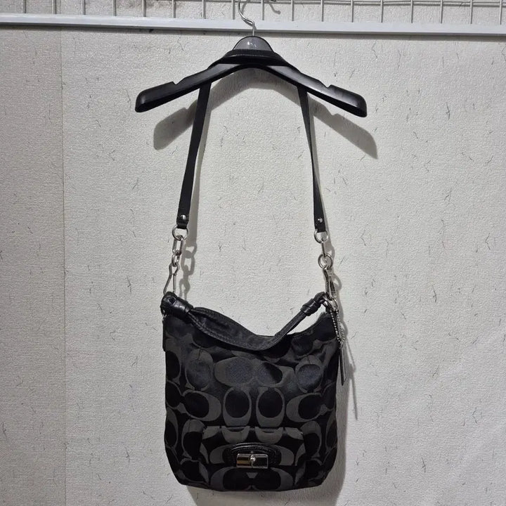 [BUNJANG] Coach Signature Black Shoulder Bag / 코치 시그니처 블랙 숄더백
