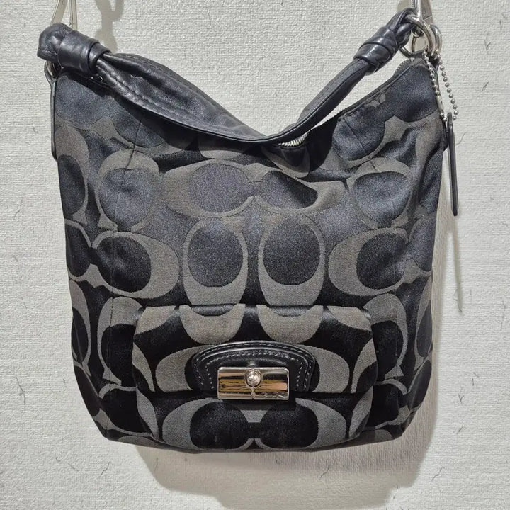 [BUNJANG] Coach Signature Black Shoulder Bag / 코치 시그니처 블랙 숄더백