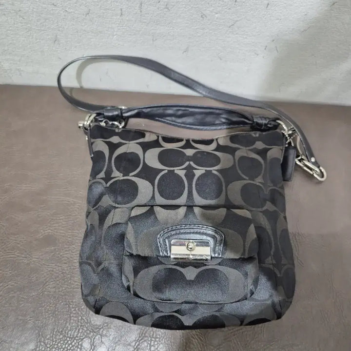 [BUNJANG] Coach Signature Black Shoulder Bag / 코치 시그니처 블랙 숄더백