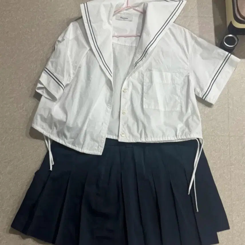 [BUNJANG] 8 Seconds Sailor Collar Blouse &amp; Navy Pleated Skirt Set / 에잇세컨즈 세일러 칼라 블라우스 + 네이비 플리츠 스커트
