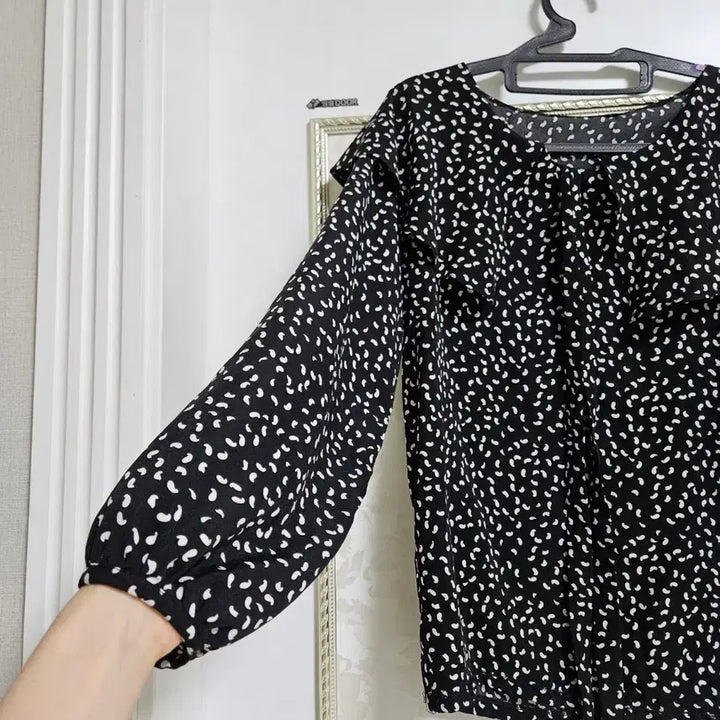[BUNJANG] Black Polka Dot Pattern Blouse / 블랙 땡땡이 패턴 블라우스