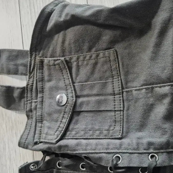 [BUNJANG] Military Style Cropped Strap Tank Top / 밀리터리 느낌의 크롭멜빵나시