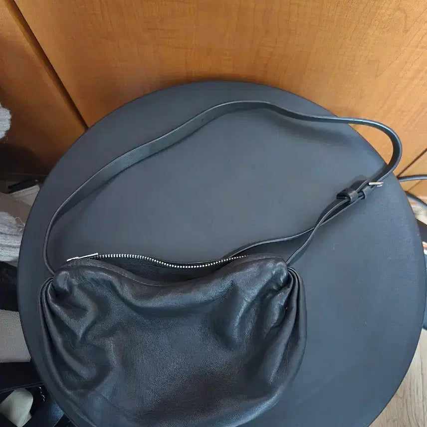 [BUNJANG] COS Leather Mini Shoulder Bag Black / COS 코스 레더 미니 숄더백