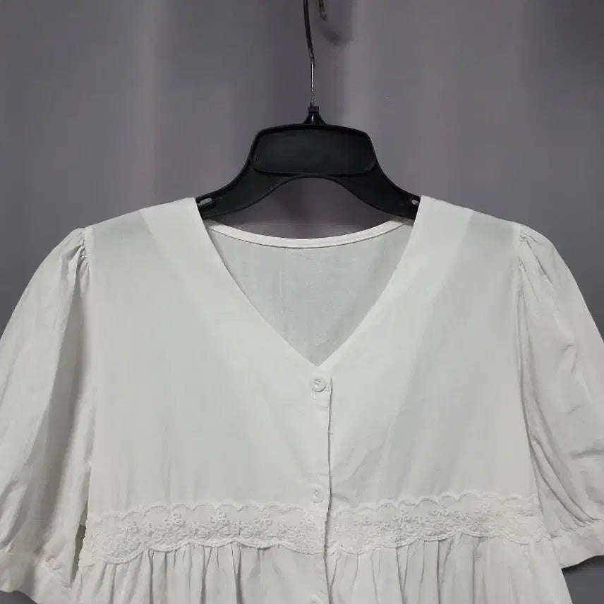 [SOLD OUT] 레이스 셔링 화이트 블라우스