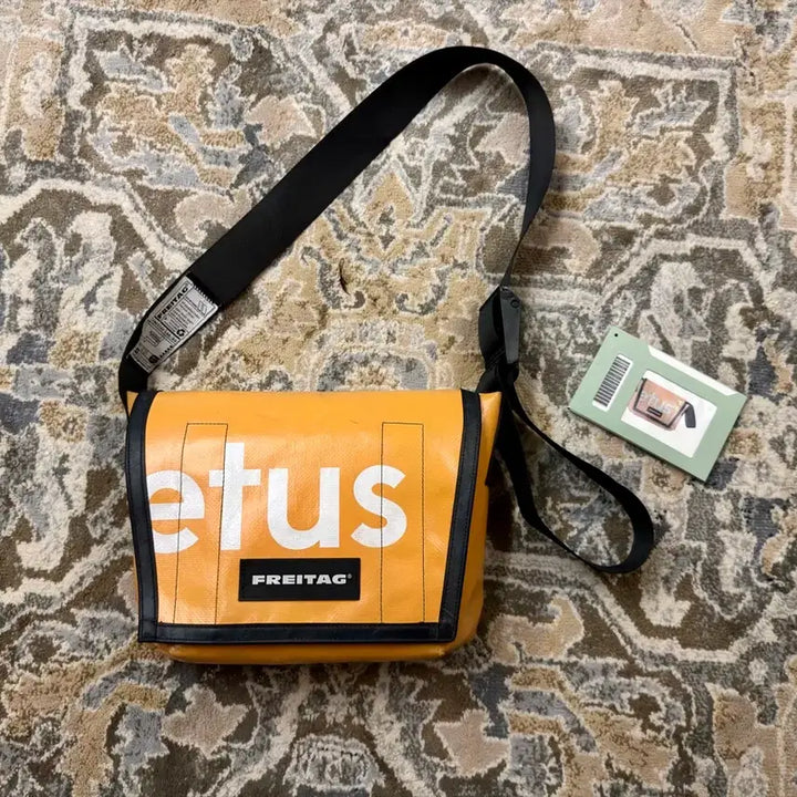 [BUNJANG] Freitag F11 Lassie Glossy Yellow Mega Lettering Messenger Bag / [프라이탁] F11 라씨 유광 옐로우 &amp; 빅레터링 전사 (S급/민트택O)