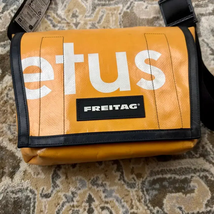 [BUNJANG] Freitag F11 Lassie Glossy Yellow Mega Lettering Messenger Bag / [프라이탁] F11 라씨 유광 옐로우 &amp; 빅레터링 전사 (S급/민트택O)