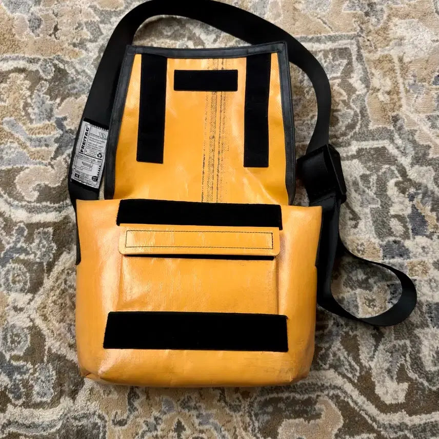 [BUNJANG] Freitag F11 Lassie Glossy Yellow Mega Lettering Messenger Bag / [프라이탁] F11 라씨 유광 옐로우 &amp; 빅레터링 전사 (S급/민트택O)