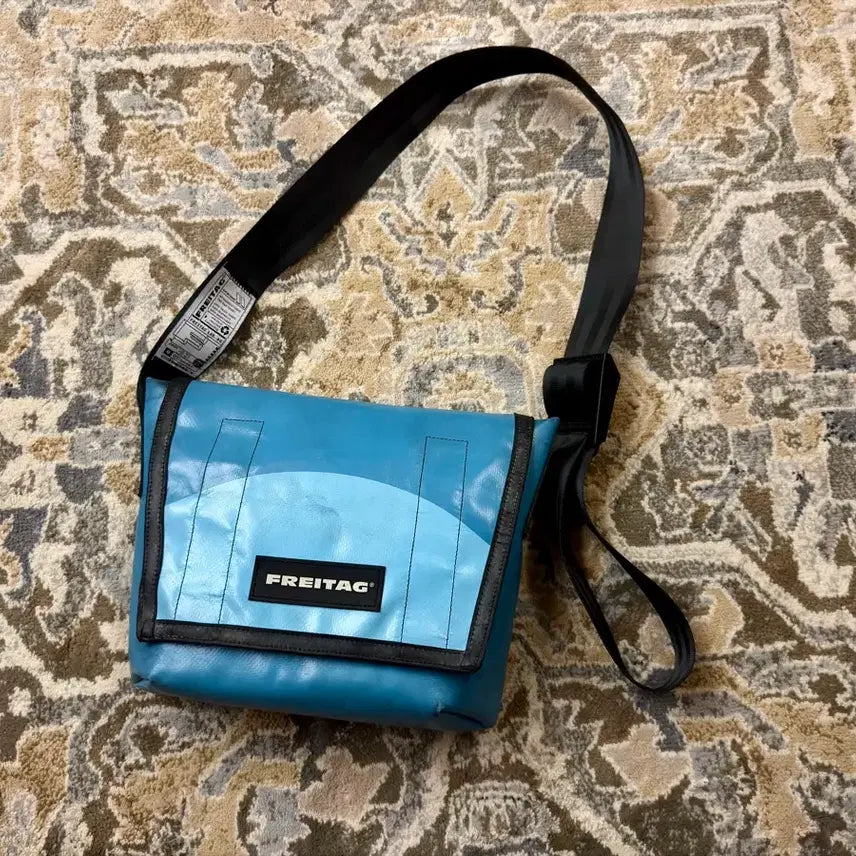 [BUNJANG] FREITAG F11 Lassie Sky Blue Two-Tone Wave Messenger Bag (Mint Tag Included) / [프라이탁] F11 라씨 스카이블루 투톤 웨이브 (민트택O)