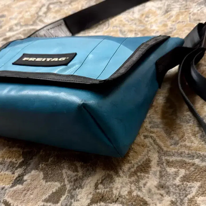 [BUNJANG] FREITAG F11 Lassie Sky Blue Two-Tone Wave Messenger Bag (Mint Tag Included) / [프라이탁] F11 라씨 스카이블루 투톤 웨이브 (민트택O)