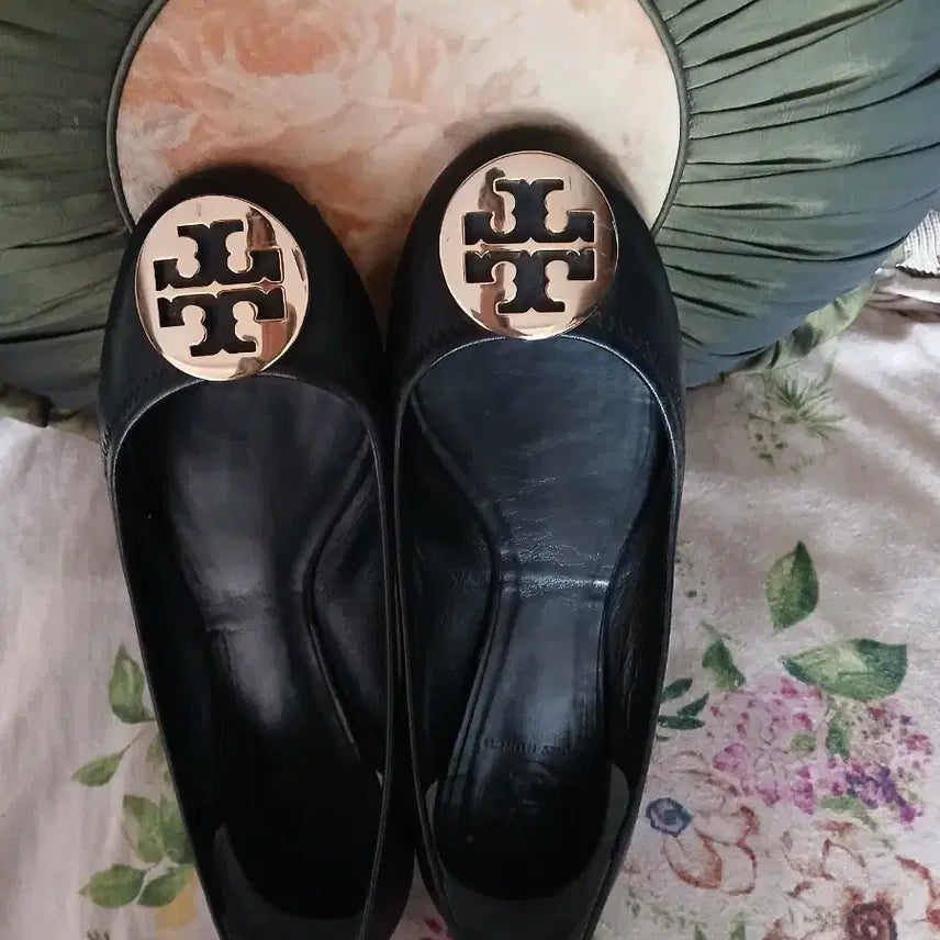 [BUNJANG] Tory Burch Black Gold Logo Flat Shoes Size 245 / 토리버치 블랙 금장 플랫슈즈 245