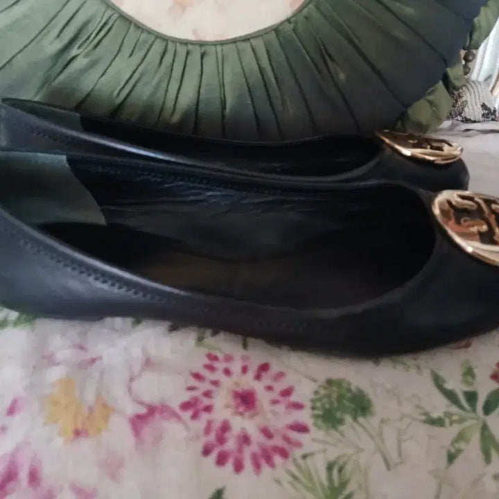 [BUNJANG] Tory Burch Black Gold Logo Flat Shoes Size 245 / 토리버치 블랙 금장 플랫슈즈 245