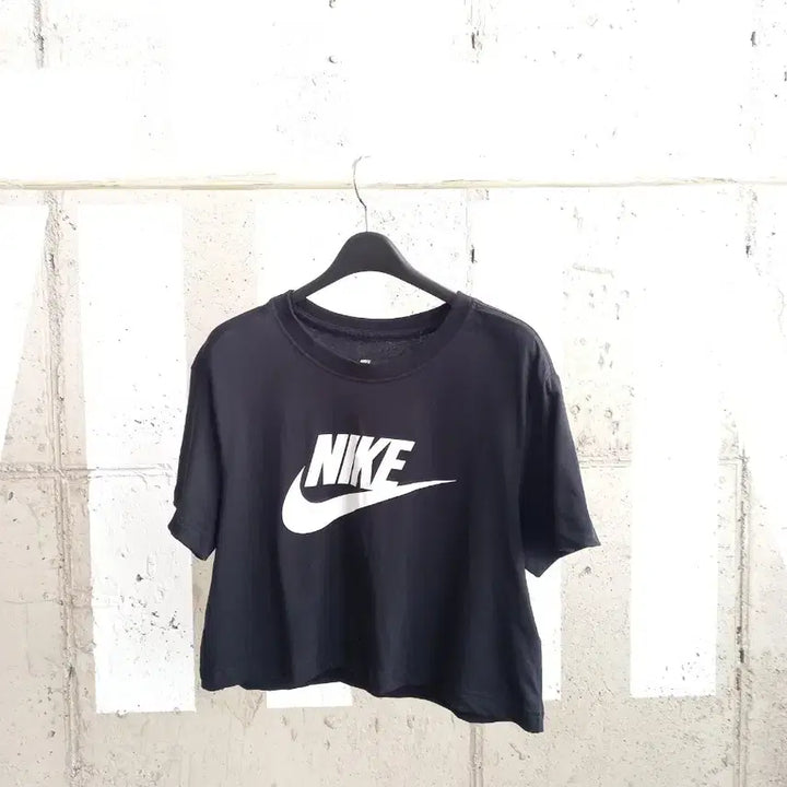 [BUNJANG] Nike Cropped T-Shirt Black / 나이키 크롭 반팔티셔츠(MT2