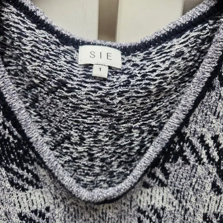 [BUNJANG] SIE V-Neck Knit Sweater / SIE 시에  브이넥니트