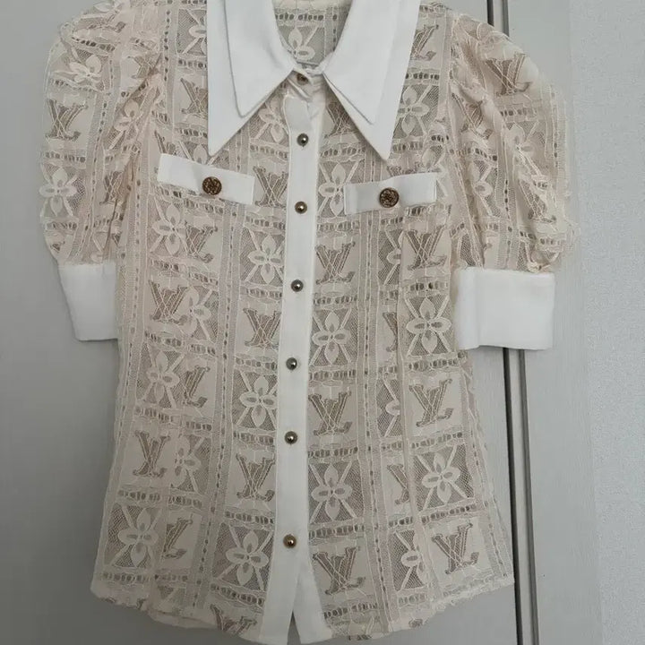 [BUNJANG] Geumzzi Mono Gold Short-Sleeve Blouse / 금찌 모노 골드 반팔 블라우스
