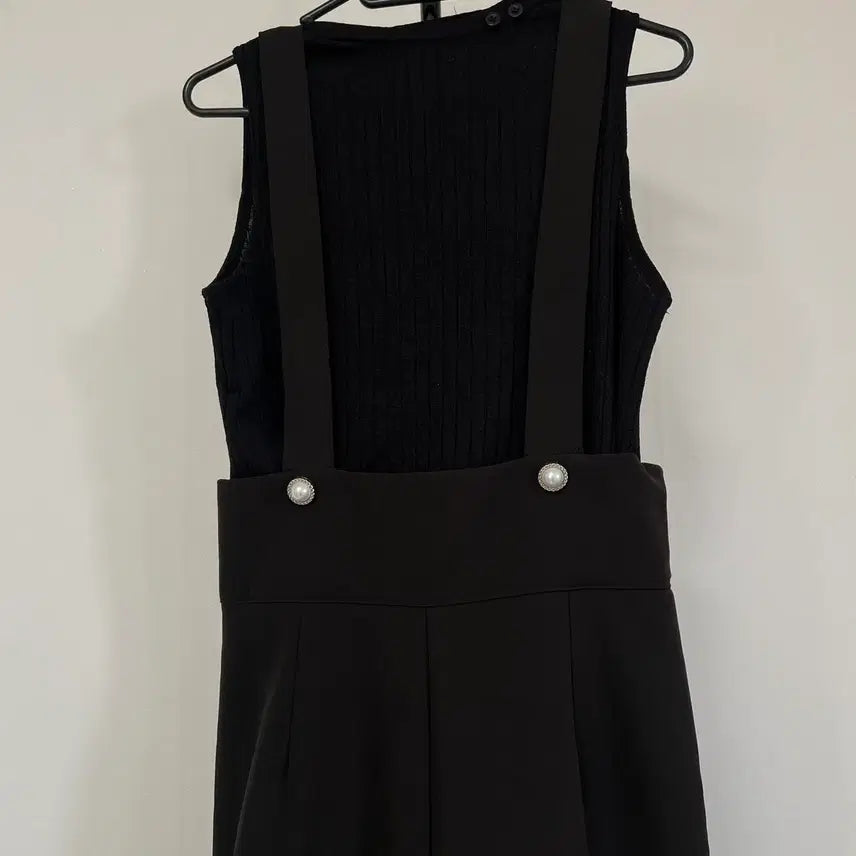 [BUNJANG] Black Pearl Button Detail Jumpsuit / 블랙 멜빵 바지 점프수트
