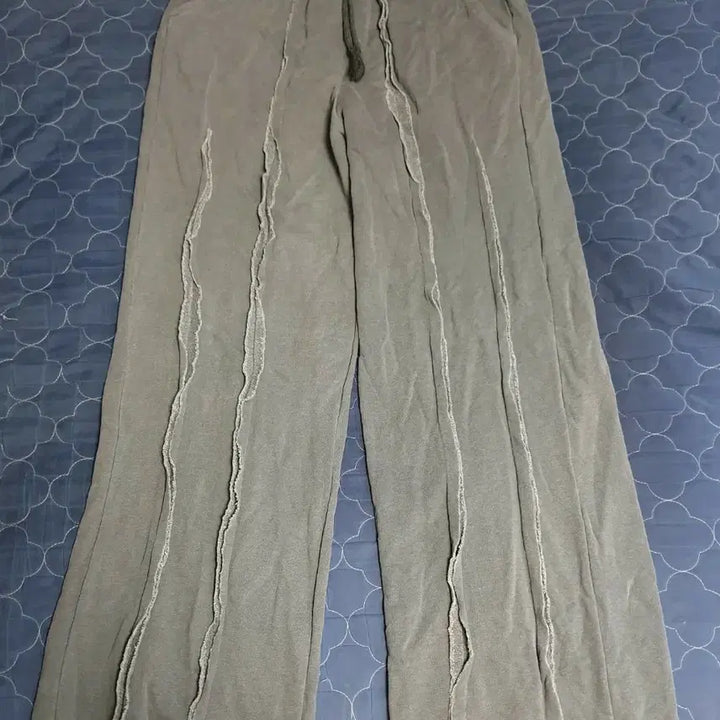 [BUNJANG] Gate Less Washing Cut-off Line Wide Bootcut Sweatpants Charcoal (F) / (단종)게이트리스 워싱 컷오프라인 와이드 부츠컷 스웻팬츠 차콜 (F)