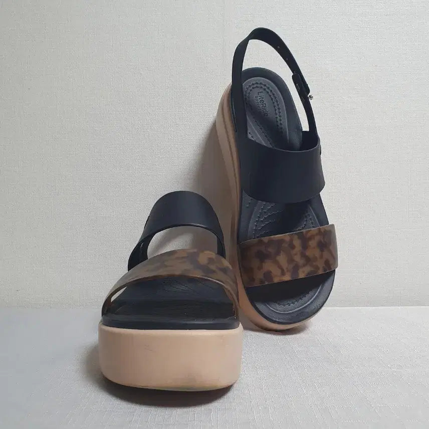 [BUNJANG] Crocs Brooklyn Wedge Sandals Black Tortoise (Women&