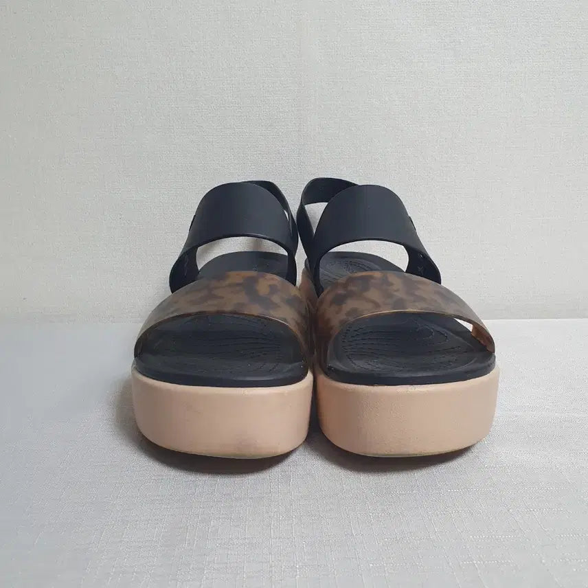 [BUNJANG] Crocs Brooklyn Wedge Sandals Black Tortoise (Women&