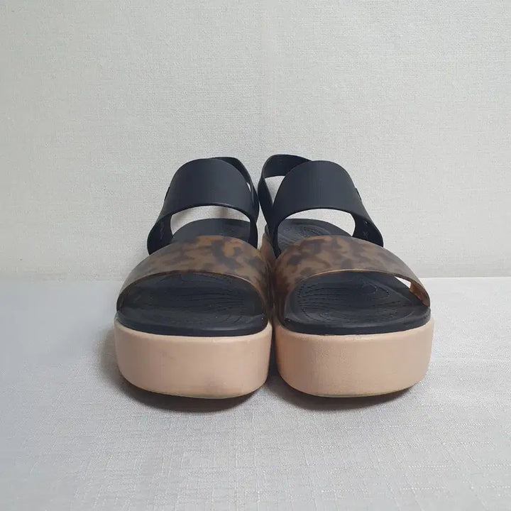 [BUNJANG] Crocs Brooklyn Wedge Sandals Black Tortoise (Women&